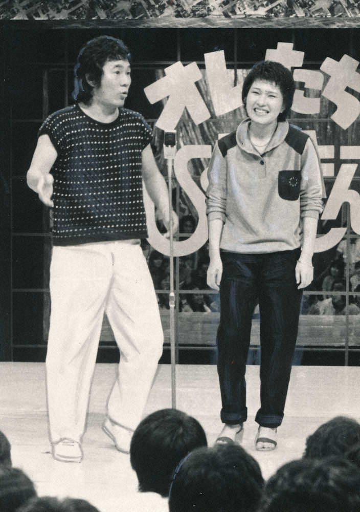 1981年8月、「オレたちひょうきん族」でステージに立つビートたけし（左）と幹子さん