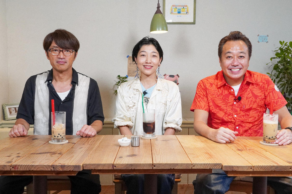 「モヤモヤさまぁ～ず2」で代打アシスタントを務める安藤サクラ（中央）。右は三村マサカズ、左は大竹一樹（C）テレビ東京