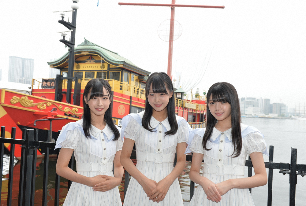 安宅丸の乗船イベントで、船をバックに笑顔を見せるＳＴＵ48。左から沖侑果、福田朱里、市岡愛弓