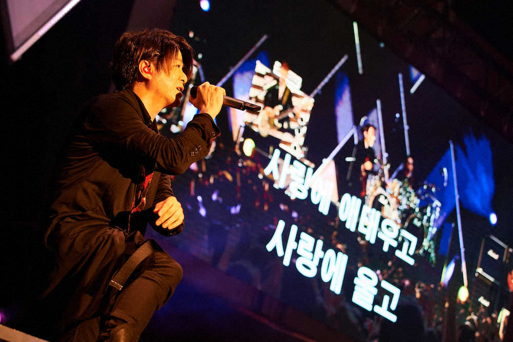 ソウルで行われた初の韓国公演で熱唱するGLAYのTERU