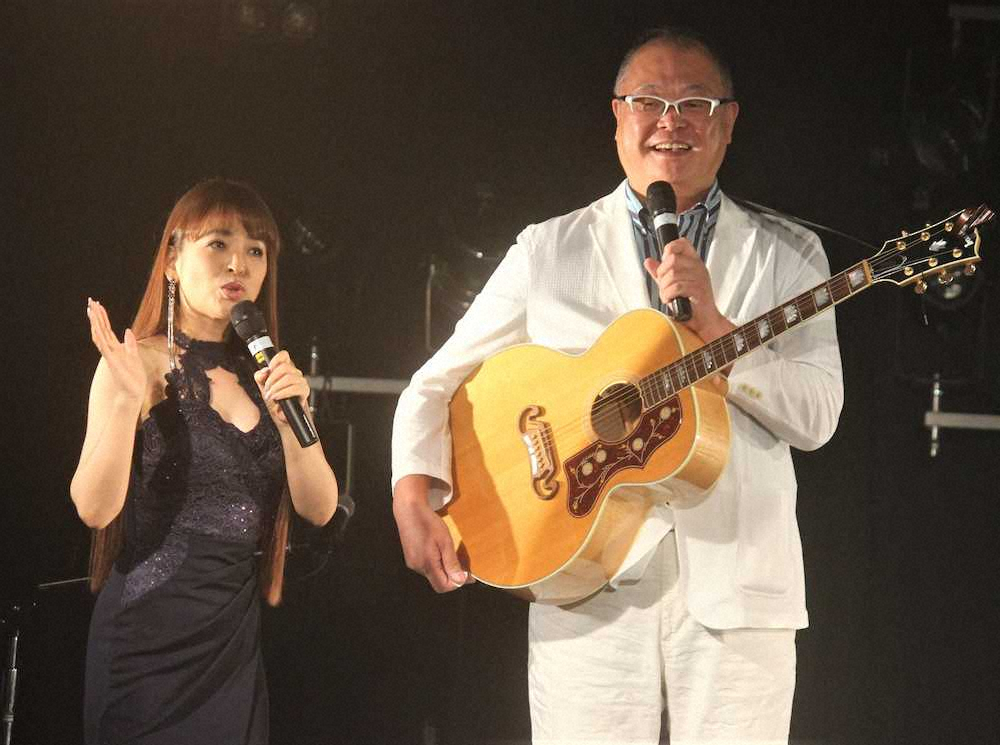 ライブでの共演が実現した大下香奈（左）と子守泰範アナ