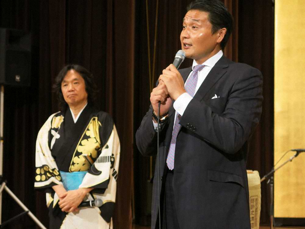 「令和元年盆踊りツアー　出陣式パーティー」で河内家菊水丸（左）の前であいさつする貴乃花光司氏