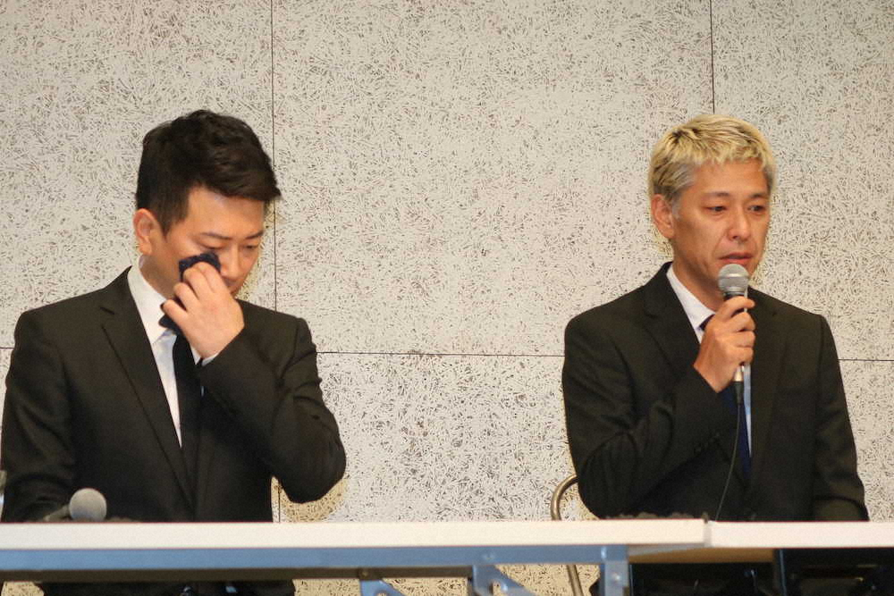 謝罪会見で涙をぬぐう宮迫博之（左）とロンドンブーツ1号2号の田村亮