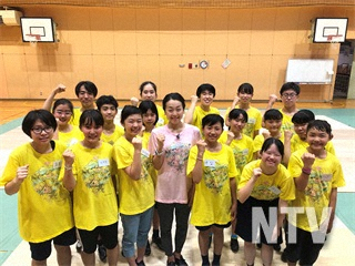タップダンスに挑む浅田真央さんと立川ろう学校の生徒たち