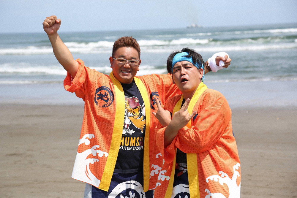 「生中継！サンドウィッチマンの日本全国地引き網クッキング」を復活させるサンドウィッチマンの伊達みきお（左）と富澤たけし