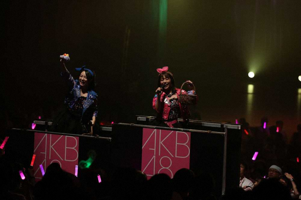 AKB48全国ツアー　地元埼玉でのチームA公演で、笑顔で歌う向井地美音（左）と篠崎彩奈