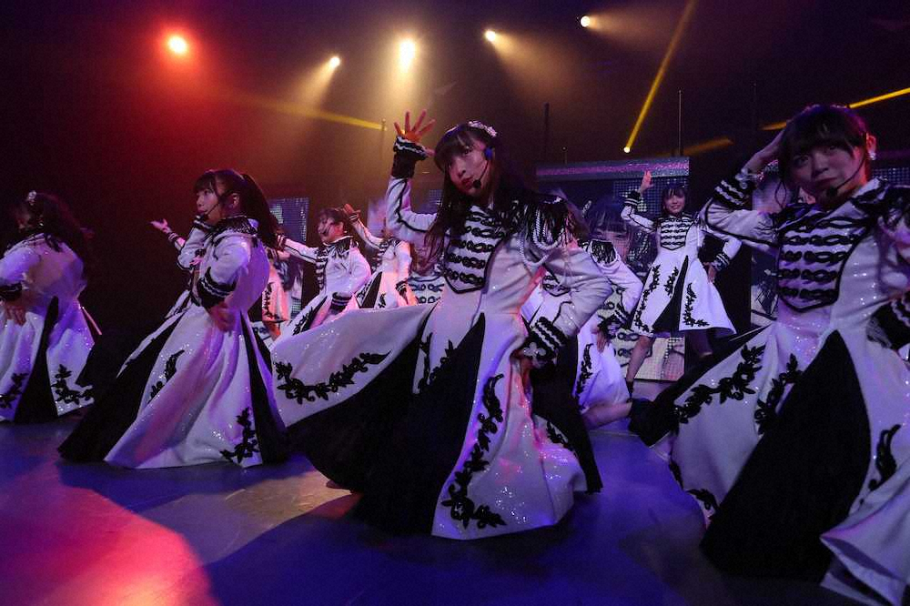 AKB48全国ツアー　シリアスな表情で踊る小栗有以（中央）