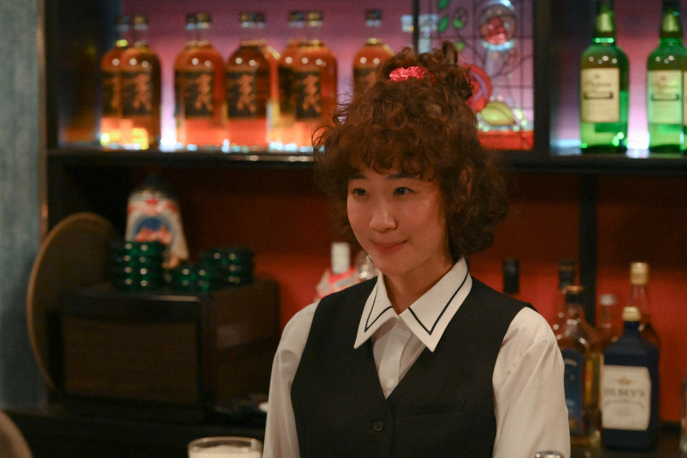 黒木華演じる主人公・凪は、スナック「バブル」2号店で働き始める（C）TBS
