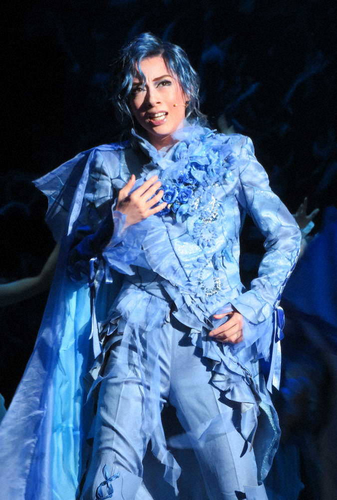 サヨナラ公演「A　Fairy　Tale」で青い薔薇の精を演じる宝塚歌劇団花組トップスター明日海りお