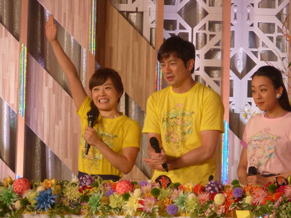 日本テレビ「24時間テレビ」の24時間駅伝の4人目のチャリティーランナーであることを発表した水卜麻美アナウンサー（左）と、羽鳥慎一アナ（中央）、浅田真央さん。