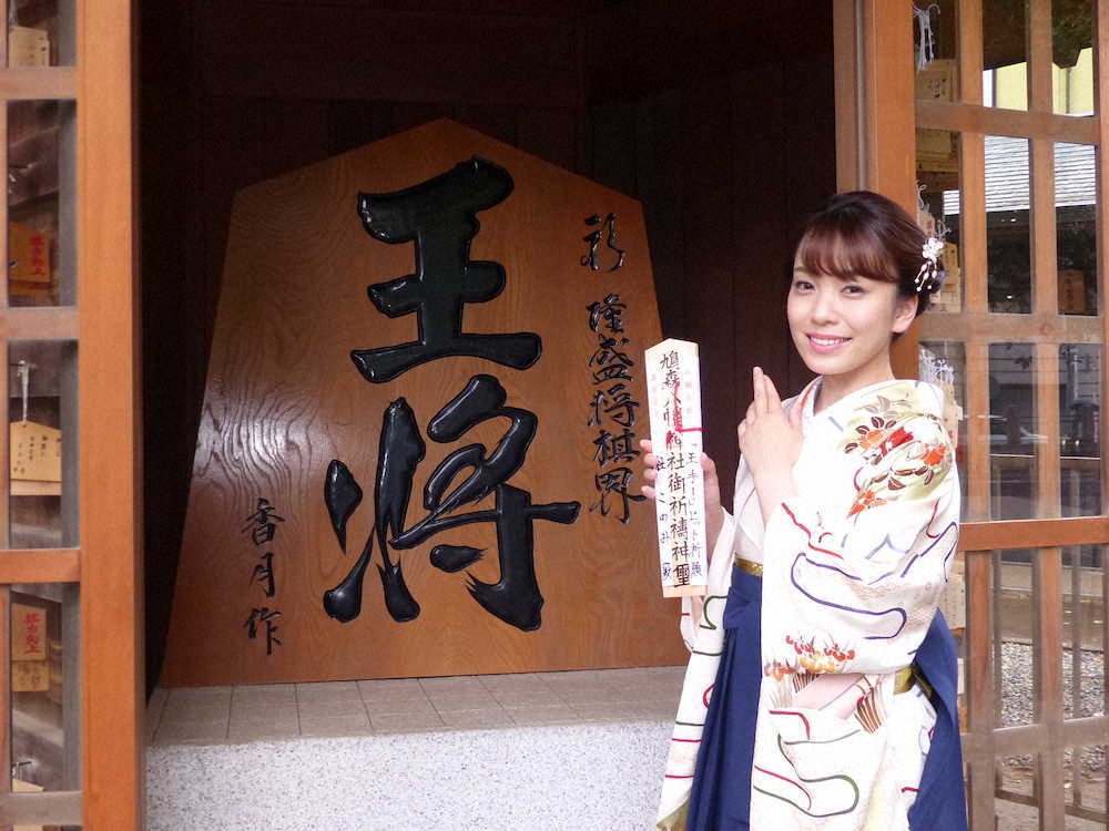 東京・千駄ヶ谷の鳩森八幡神社で新曲「王手！」のヒットを祈願した杜このみ