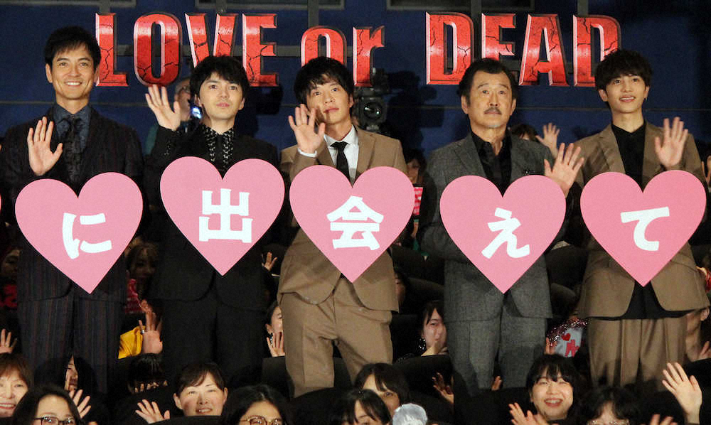 8月23日に行われた映画「おっさんずラブ　LOVE　or　DEAD」の初日舞台あいさつに登壇した（左から）沢村一樹、林遣都、田中圭、吉田鋼太郎、志尊淳