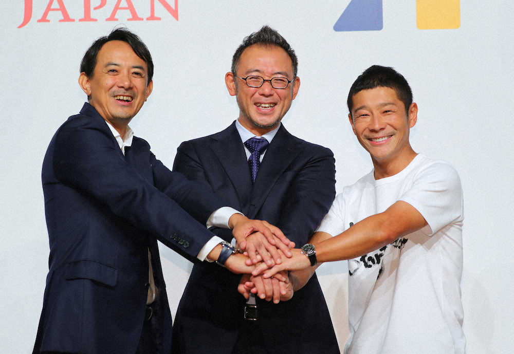 フォトセッションで笑顔を見せる（左から）ヤフーの川辺健太郎CEO、ZOZOの沢田宏太郎取締役、前澤友作氏（撮影・木村　揚輔）