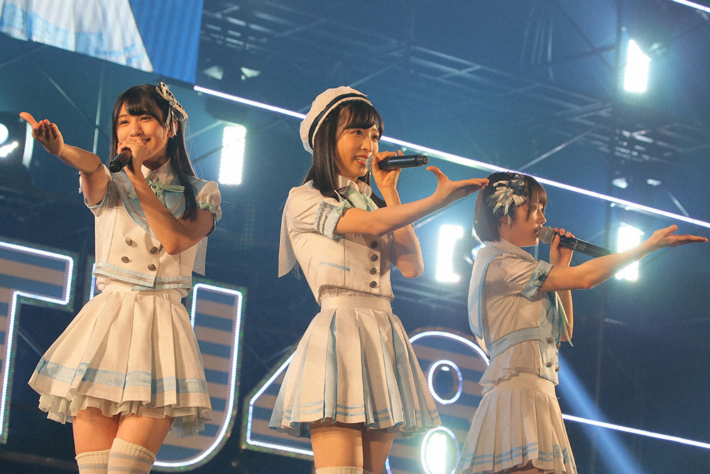 AKB48小栗有以（中央）をセンターに、混成ユニットで「君だけにChu！Chu！Chu！」。STU48大谷満理奈（左）と甲斐心愛　　（C）AKS 　（C）STU