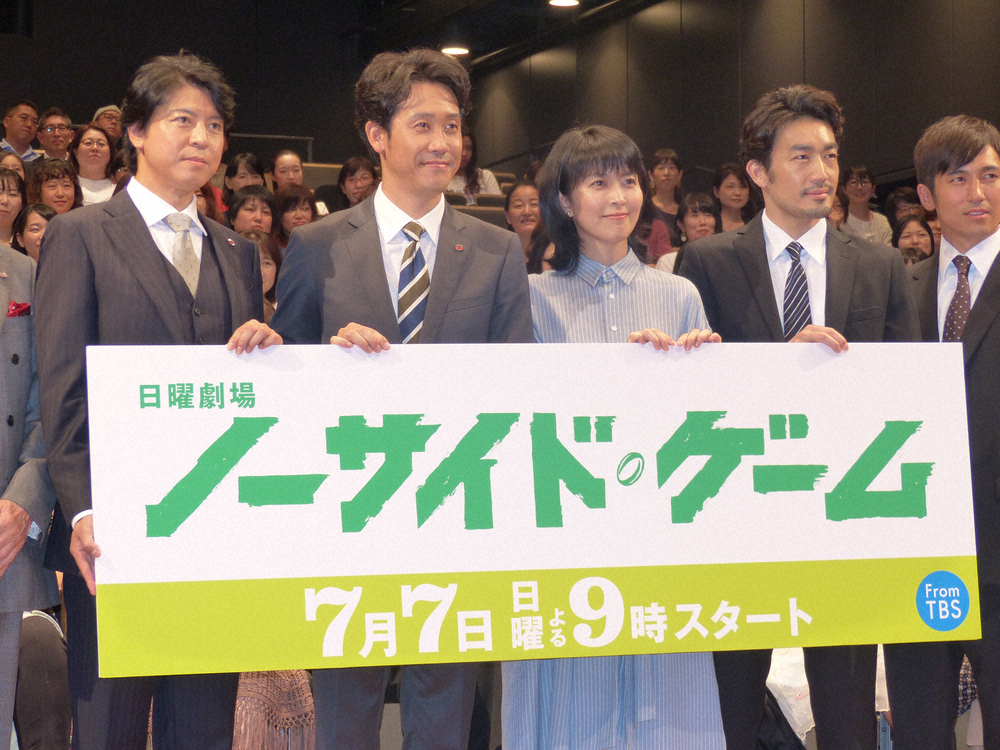 TBS日曜劇場「ノーサイド・ゲーム」の試写会で舞台あいさつした（左から）俳優の上川隆也、主演の大泉洋、女優の松たか子、俳優の大谷亮平