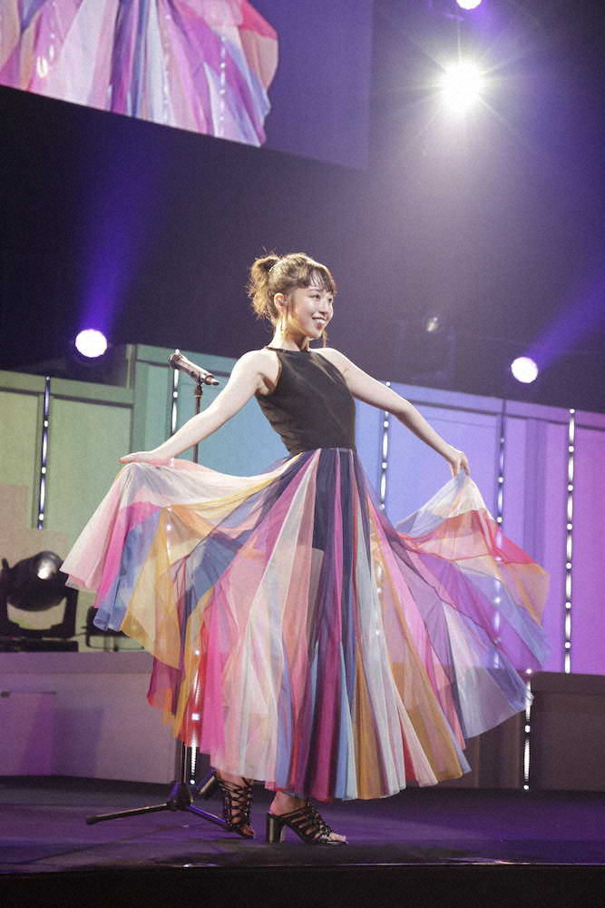 卒業コンサートを行った「アンジュルム」の勝田里奈は自らデザインした衣装でソロ曲を熱唱