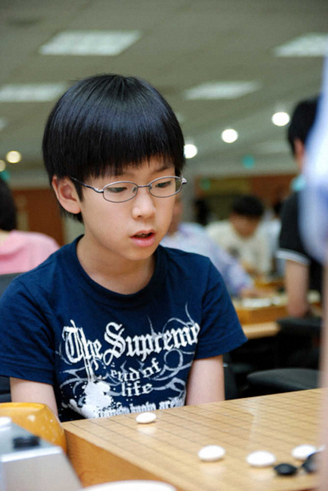 韓国研修で碁盤を見つめる小学4年の芝野虎丸八段（洪清泉さん提供）