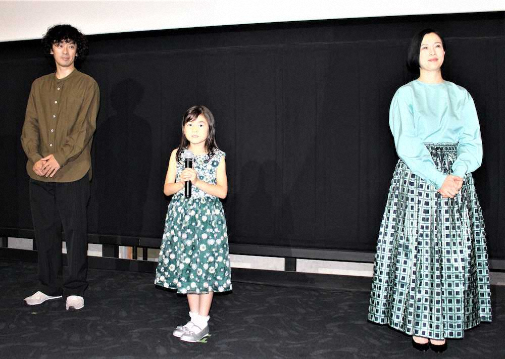 大阪市内で舞台あいさつした（左から）滝藤賢一、新津ちせ、坂井真紀