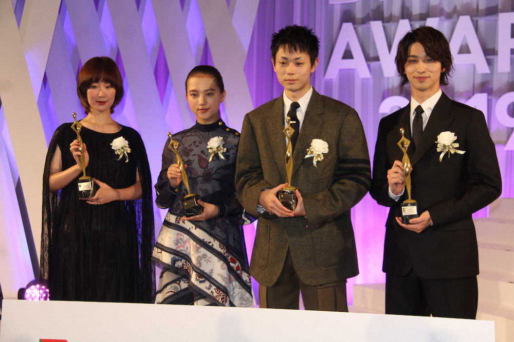「東京ドラマアウォード2019」授賞式に出席した（左から）黒木華、清原果耶、菅田将暉、横浜流星