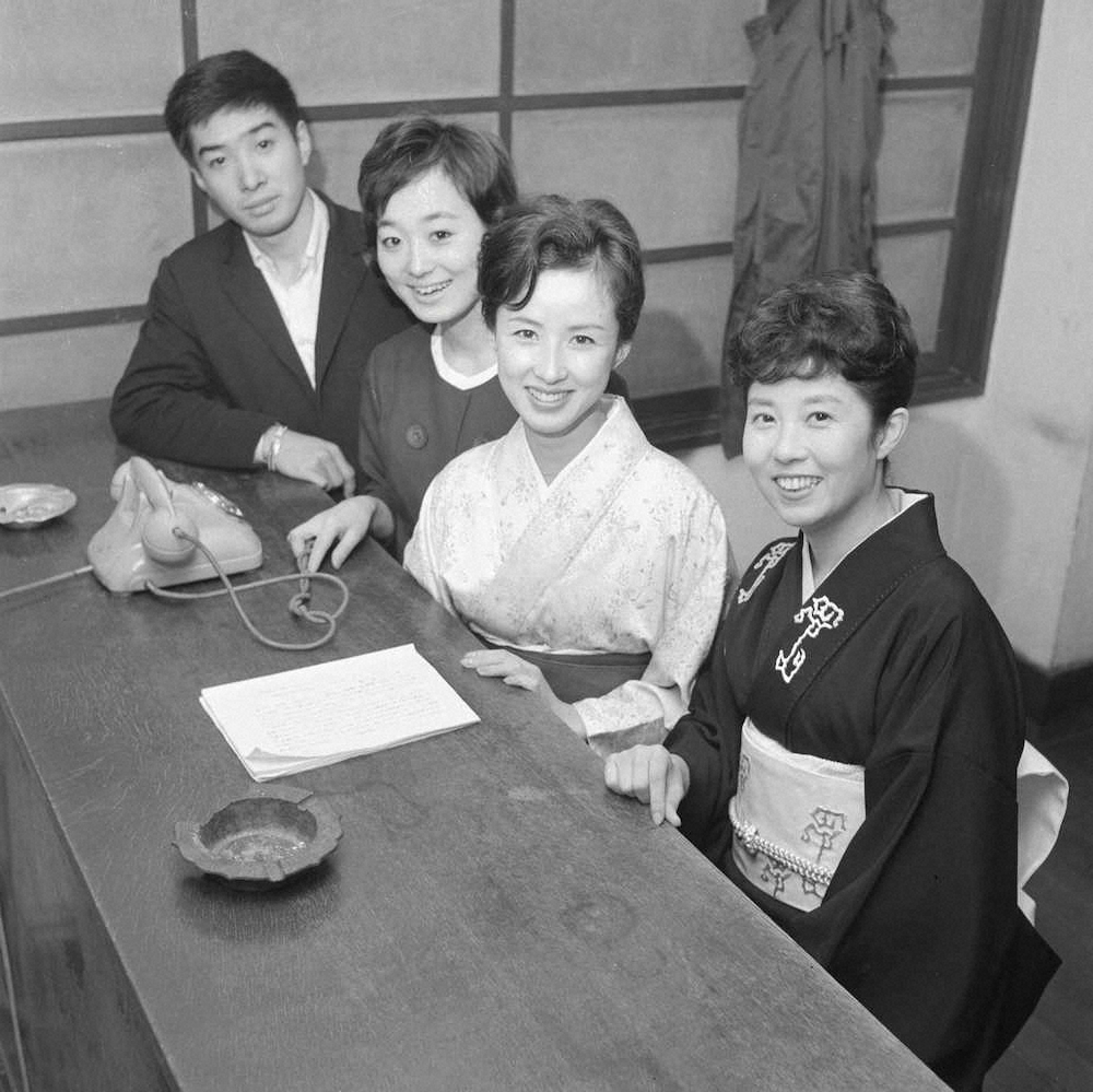 61年、「放浪記」初演時の取材スナップ（左から）林与一さん、浜木綿子、八千草薫さん、森光子さん