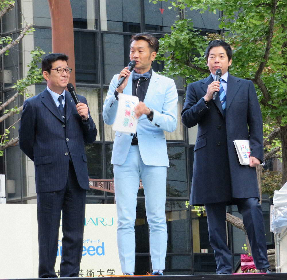 御堂筋ランウェイで爆笑トークを繰り広げる松井一郎大阪市長（左）と今田耕司（右）