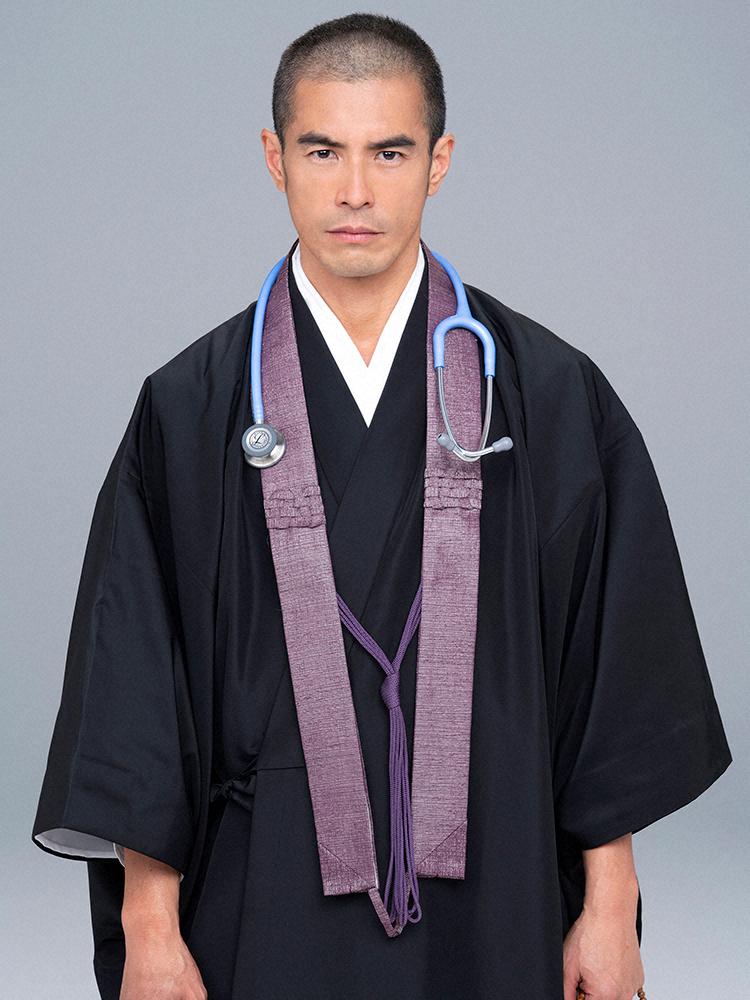 TBSドラマ「病室で念仏を唱えないでください」で僧医役を演じるため、丸刈りとなった伊藤英明