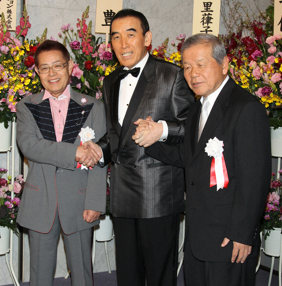 2010年、小野ヤスシさん（中）の芸能生活50周年パーティーで、発起人を務めた加藤茶（左）、左とん平さん