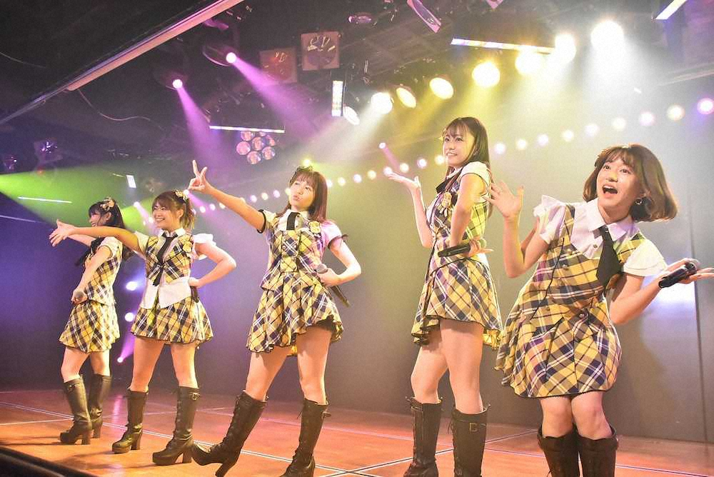 10周年公演に出演したAKB48の9期生。左から横山由依、山内鈴蘭、大場美奈、島田晴香さん、竹内美宥