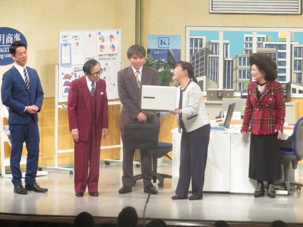 35年ぶりに吉本新喜劇に出演した佐藤武志（左から3人目）と（左から）西川忠志、Mr.オクレ、浅香あき恵、末成由美