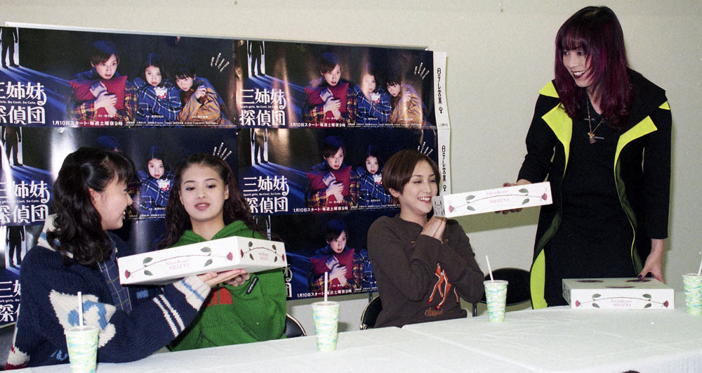 日本テレビ「三姉妹探偵団」製作発表で（左から）野村祐香、吉川ひなの、鈴木蘭々に「SHAZNA」のビデオをプレゼントするIZAM