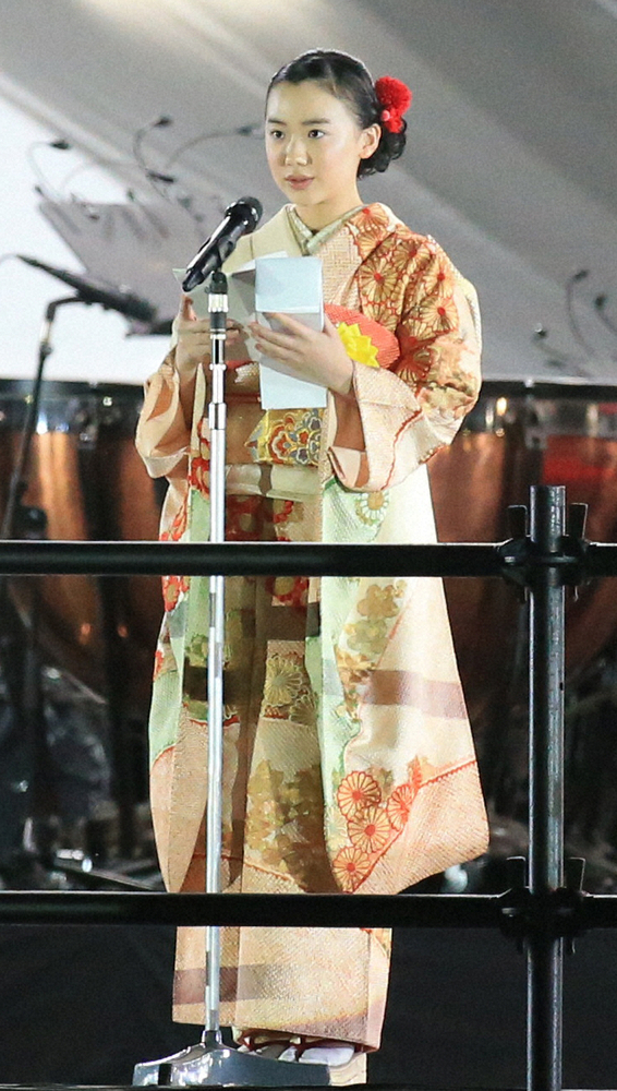 天皇陛下の即位を祝う「国民祭典」第2部で祝辞を述べた芦田愛菜