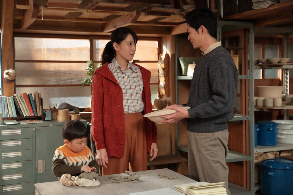 連続テレビ小説「スカーレット」第74話。父のために考えたある計画を話す喜美子（戸田恵梨香・左から2人目）（C）NHK