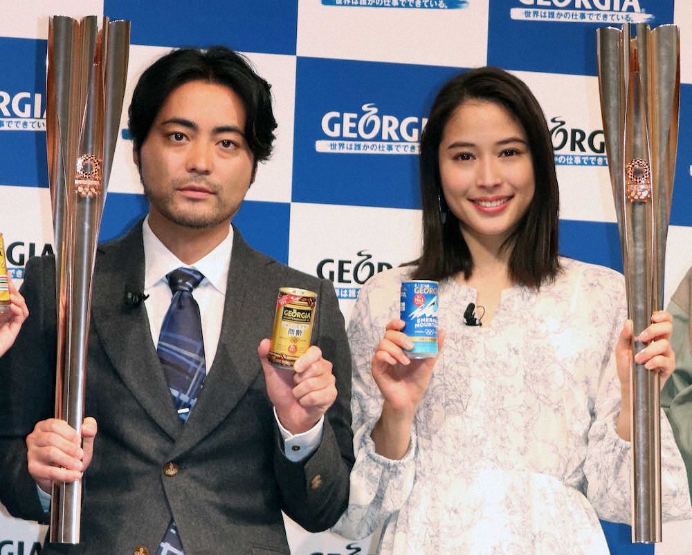 ジョージアのアンバサダーとして東京五輪・パラリンピックの聖火ランナーに決まった山田孝之（左）と広瀬アリス
