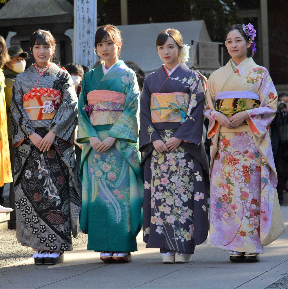 乃木神社で成人式を行った（左から）大園桃子、山下美月、渡辺みり愛、向井葉月