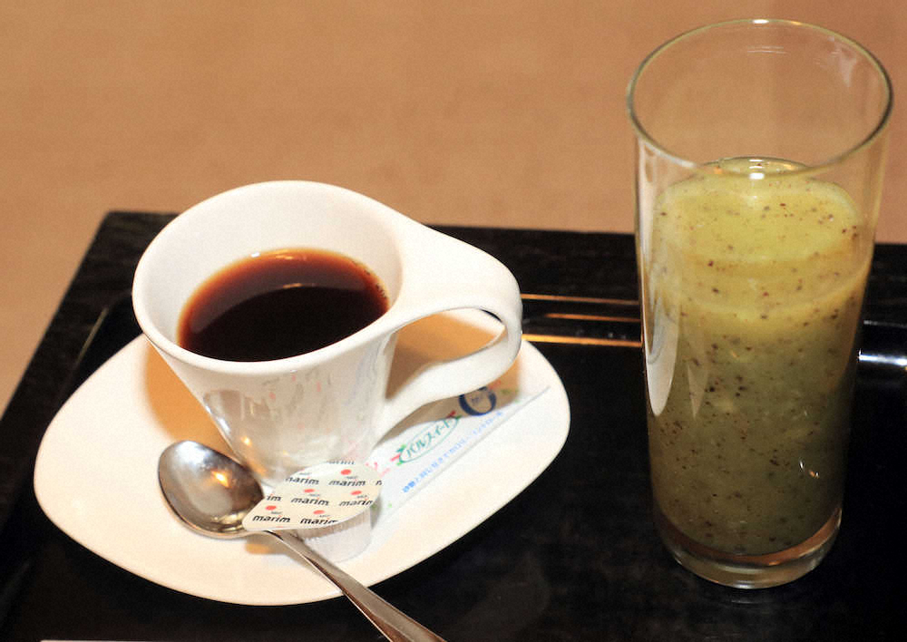 渡辺王将の10時30分のデザート。ホットコーヒー（左）とフレッシュキウイジュース