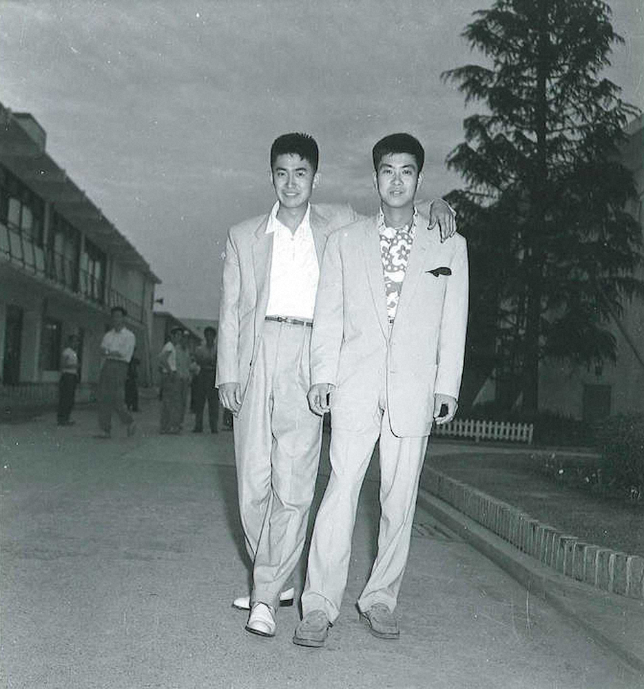 芥川賞を受賞した頃の兄・慎太郎氏（左）との2ショットに収まる裕次郎さん