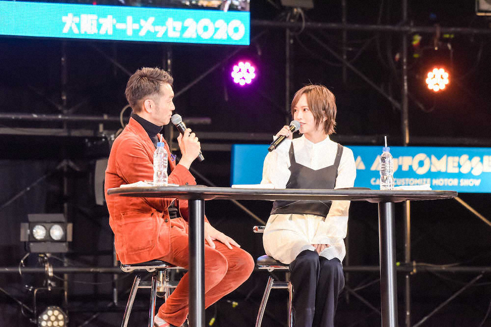 FM802のトークイベントに登場した山本彩（右）と、DJの大抜卓人（提供:FM802/撮影:ハヤシマコ）