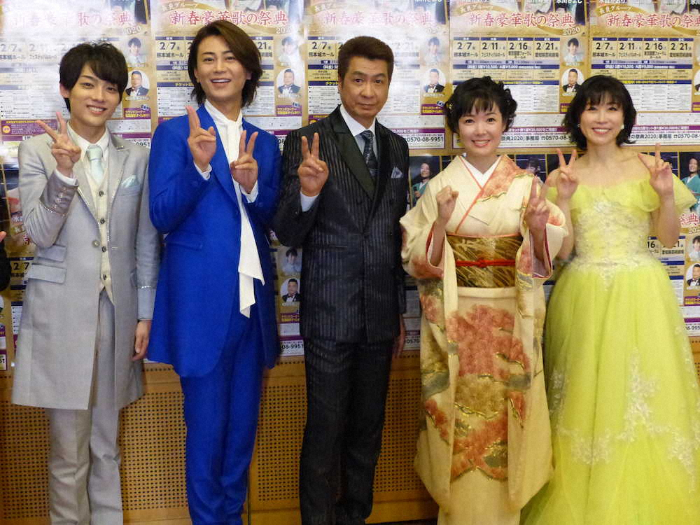 「新春豪華歌の祭典」に出演した（左から）辰巳ゆうと、氷川きよし、山川豊、田川寿美、水森かおり