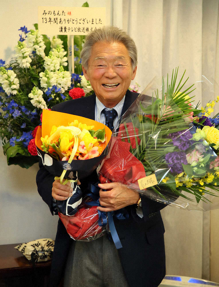 司会を務めた日本テレビ「秘密のケンミンSHOW」の最終収録を終え、花束を手に笑顔を見せるみのもんた（撮影・会津　智海）