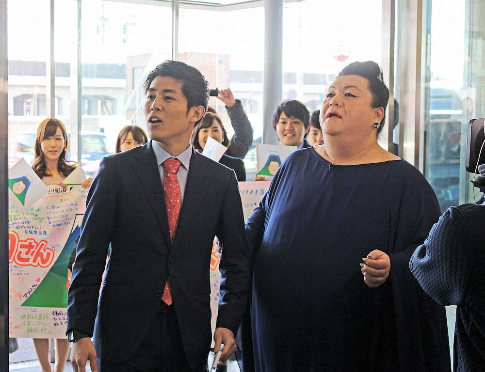 マツコ（右）が須藤アナとともに静岡市内各地でマグロを堪能する（C）静岡朝日テレビ