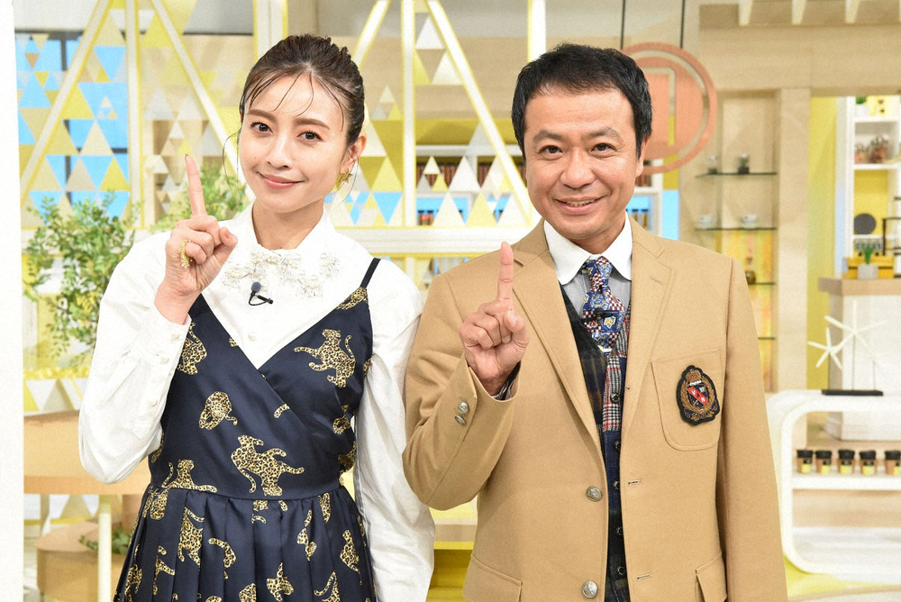日本テレビ「シューイチ」でMCを務める片瀬那奈（左）と中山秀征（C）日本テレビ