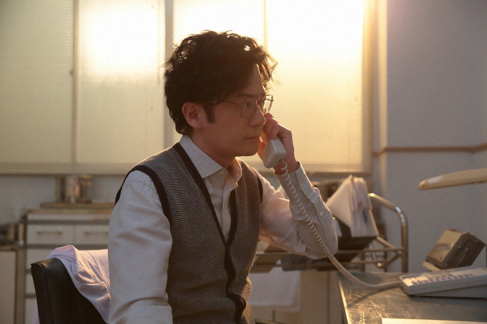 連続テレビ小説「スカーレット」最終週は「炎は消えない」。喜美子に電話をかける大崎茂義（稲垣吾郎）（C）NHK