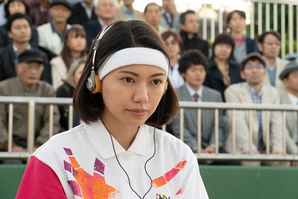 連続テレビ小説「エール」第1話。プロローグでテニス選手に扮した二階堂ふみ（C）NHK
