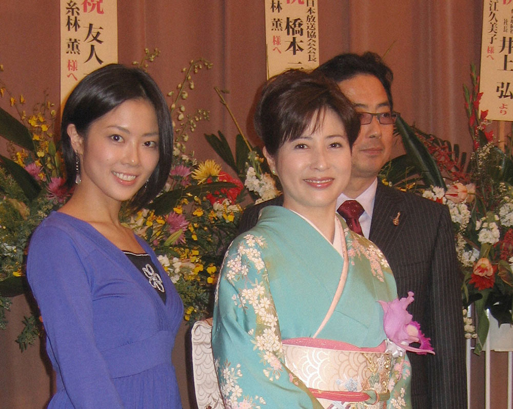 2007年、放送ウーマン賞の贈賞式に出席した岡江久美子さん（中央）と娘の大和田美帆、夫の大和田獏
