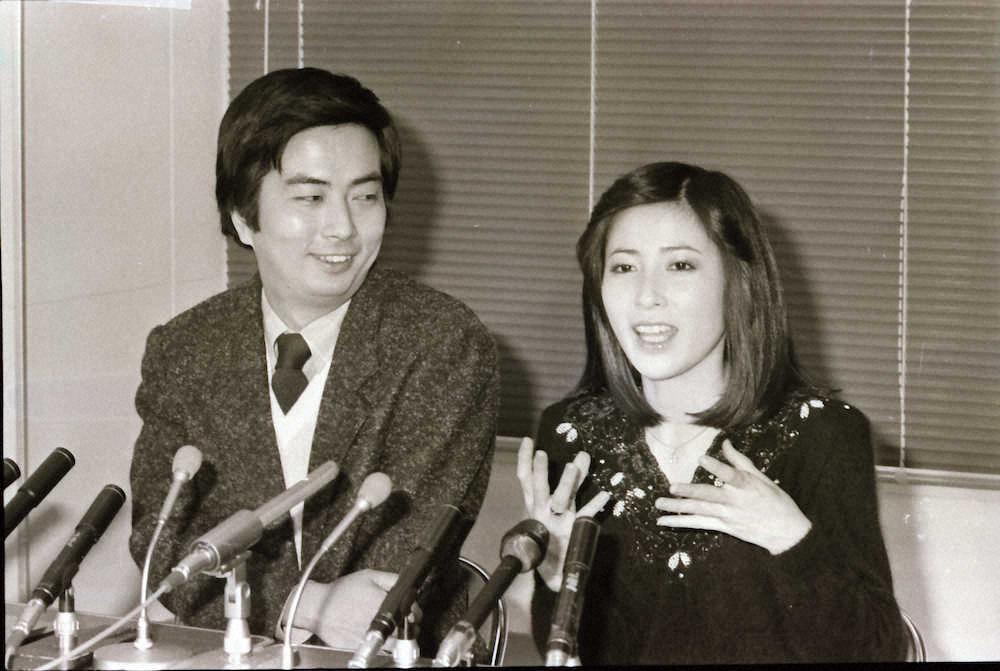 83年1月、婚約発表をする岡江さんと大和田