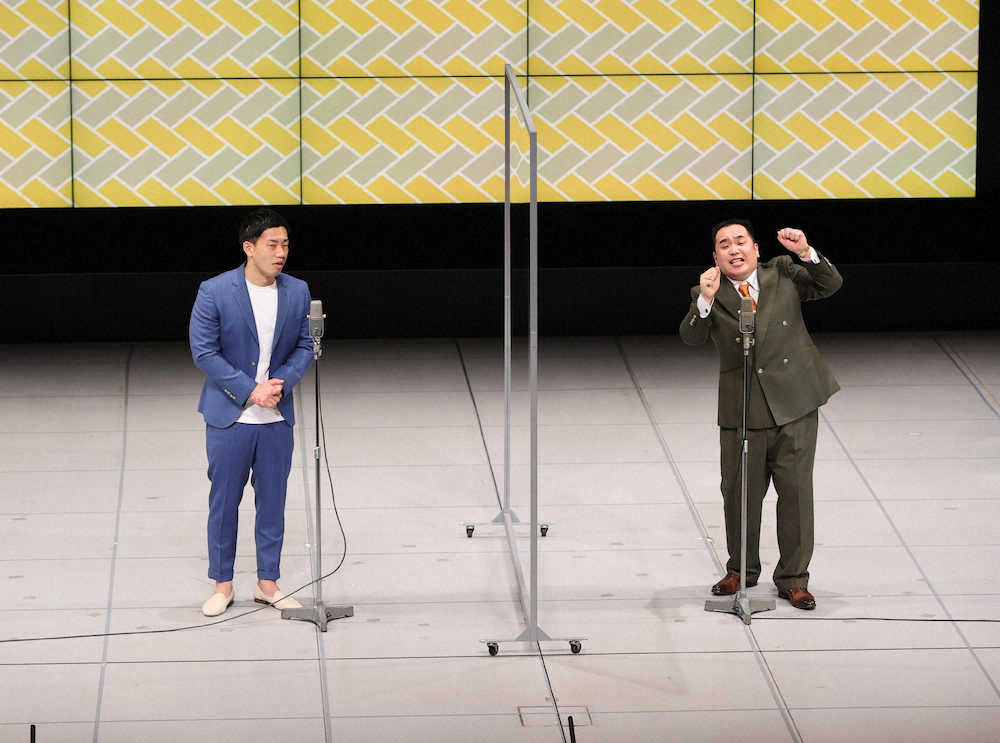 「なんばグランド花月」での公演が再開し、漫才を披露するミルクボーイ（19日午前11時19分、大阪市中央区で）（代表撮影）