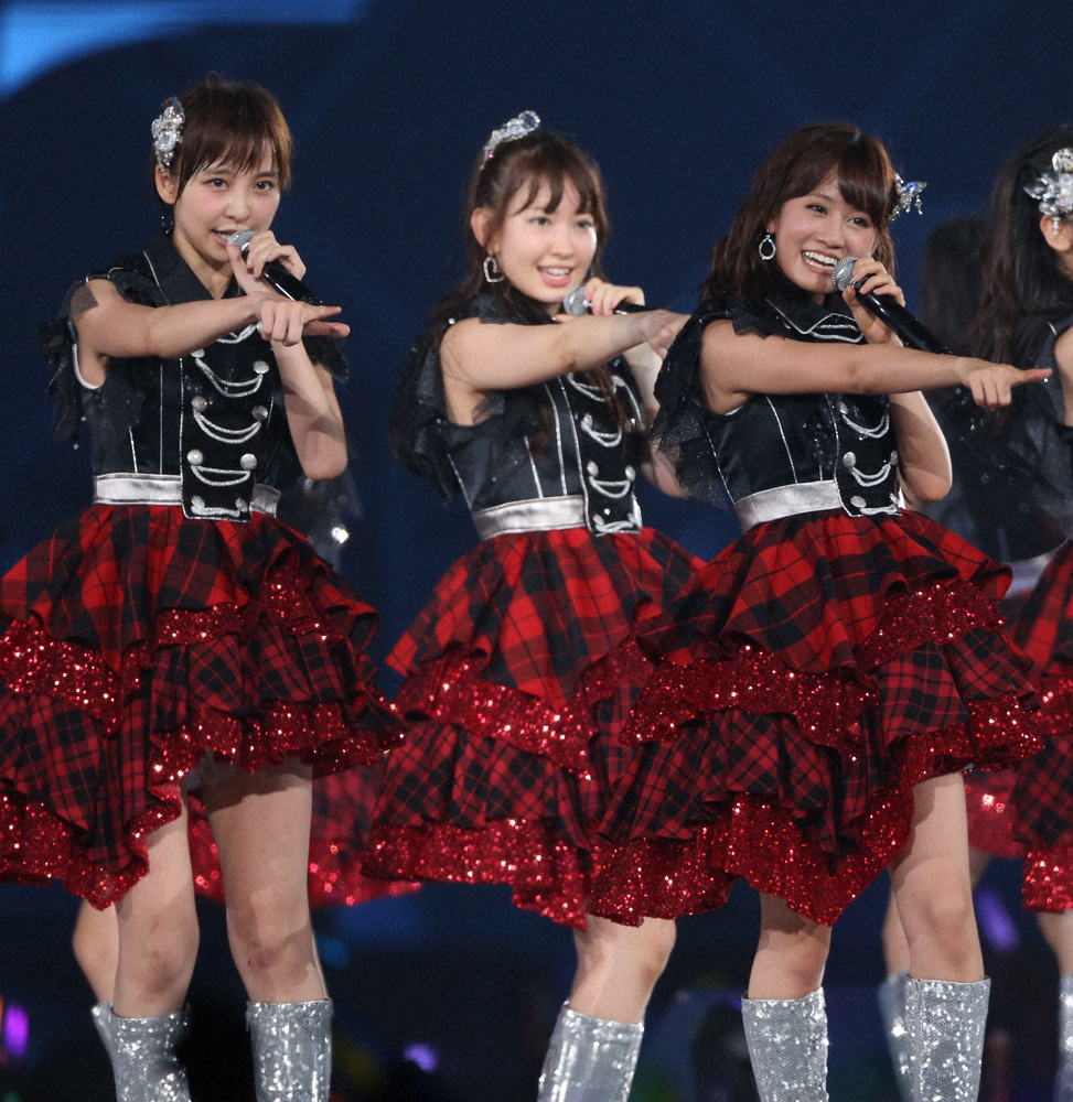 12年8月、念願の東京ドーム公演で熱唱するＡＫＢ４８の（左から）篠田麻里子、小嶋陽菜、前田敦子