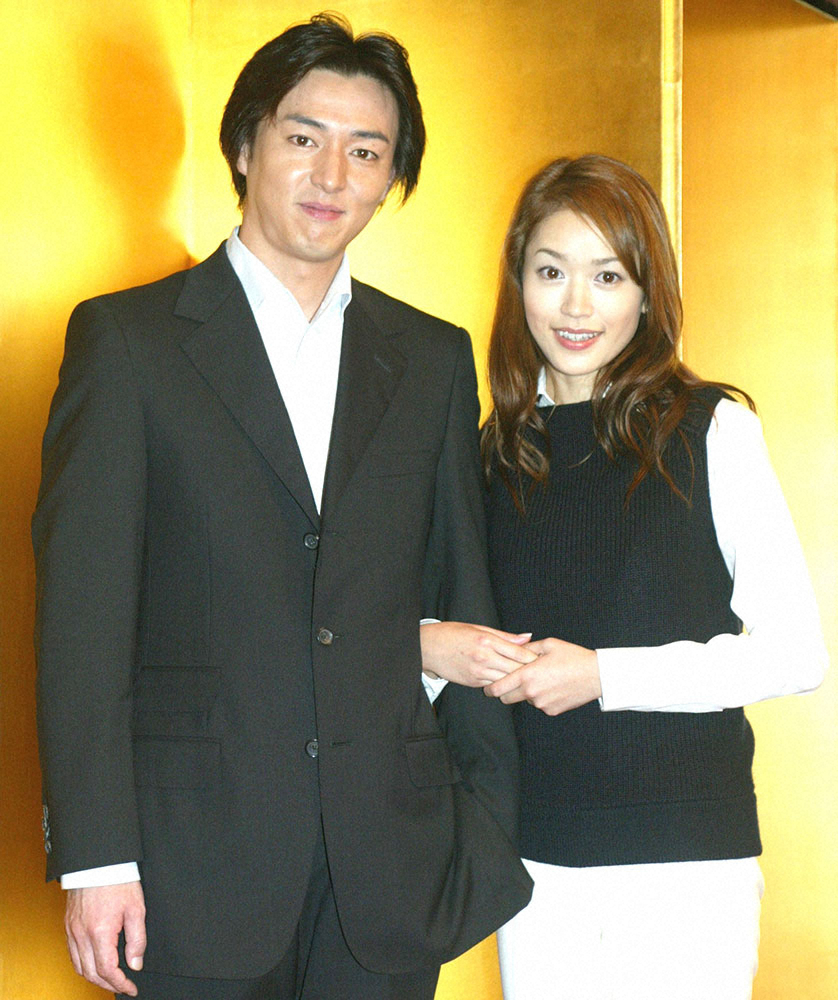 2002年10月、結婚報告会見で笑顔の葛山信吾と細川直美