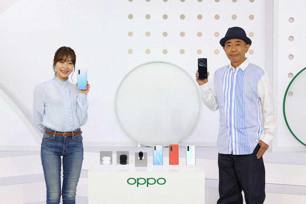 「オッポジャパン」の新製品、新CM発表会に出席した（左から）指原莉乃、木梨憲武