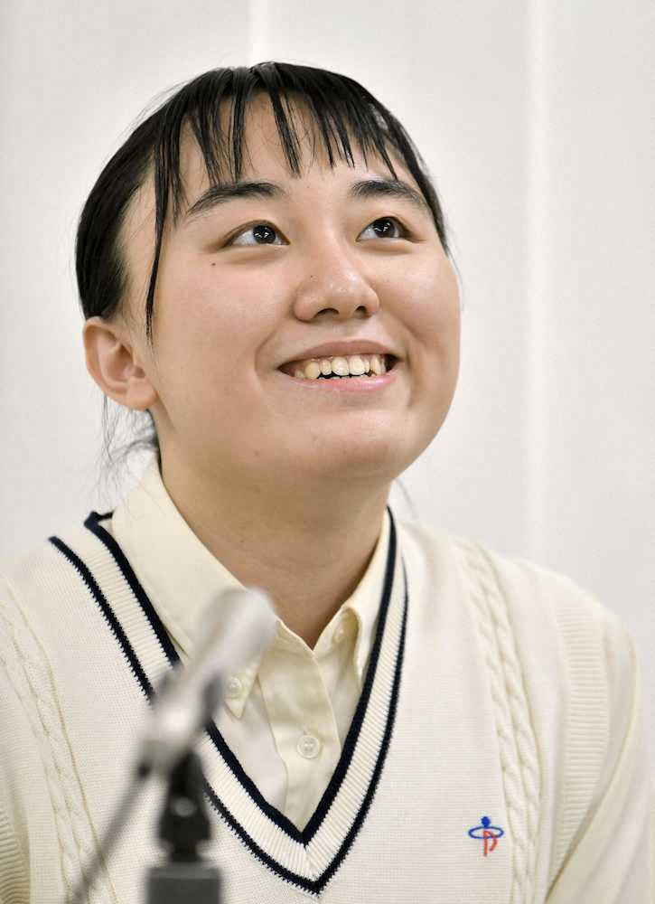 女流プロ2級の資格を獲得し、記者会見で笑顔を見せる野原未蘭さん＝29日午後、大阪市の関西将棋会館